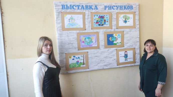 Выставка рисунков "Голубая моя планета"