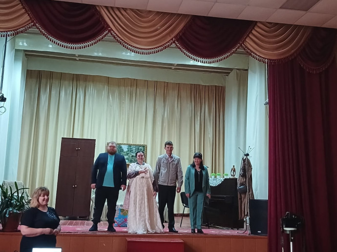 Показ спектакля "Родственные связи"