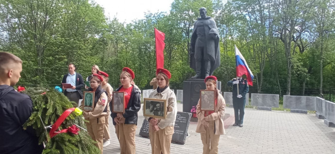 Возложение цветов "Помнит сердце, не забудет никогда"